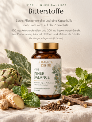 N°02 Inner Balance zwischen den Rohpflanzen der Komposition: Artischocke, Ingwer, Pfefferminze, Kümmel, Süßholz und Melisse. Bildtext: Bitterstoffe — sechs Pflanzenextrakte und eine Kapselhülle, mehr steht nicht auf der Zutatenliste. 400 mg Artischockenblatt- und 300 mg Ingwerwurzel-Extrakt, dazu Pfefferminze, Kümmel, Süßholz und Melisse als Extrakte. Alle Mengen je Tagesdosis (2 Kapseln).