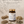 N°03 Calm zwischen den Rohpflanzen der Komposition. Bildtext: Baldrian & Ashwagandha — zwei Wurzeln und drei Abendtee-Klassiker, alle als hochdosierte Extrakte. 300 mg Baldrian, 400 mg Ashwagandha aus der Wurzel; das Ashwagandha mit Wasser gewonnen statt mit Lösungsmitteln. Passionsblume, Hopfen und Melisse, dazu Safran. Alle Mengen je Tagesdosis (2 Kapseln).