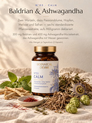 N°03 Calm zwischen den Rohpflanzen der Komposition: Ashwagandha- und Baldrianwurzel, Passionsblumenkraut, Hopfen, Melisse und Safran. Bildtext: Baldrian & Ashwagandha — zwei Wurzeln, dazu Passionsblume, Hopfen, Melisse und Safran, sechs standardisierte Pflanzenextrakte, aufs Milligramm deklariert. 300 mg Baldrian- und 400 mg Ashwagandha-Wurzelextrakt, das Ashwagandha mit Wasser gewonnen. Alle Mengen je Tagesdosis (2 Kapseln).