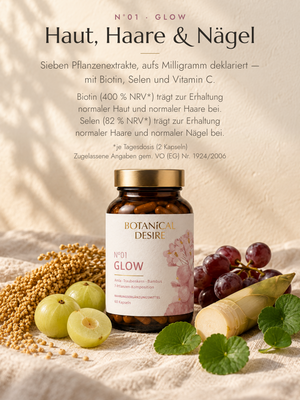 N°01 Glow zwischen den Rohpflanzen der Komposition: Goldhirse, Amla, Trauben, Bambussprosse und Gotu Kola. Bildtext: Haut, Haare & Nägel — sieben Pflanzenextrakte, aufs Milligramm deklariert, mit Biotin, Selen und Vitamin C. Biotin (400 % NRV je Tagesdosis) trägt zur Erhaltung normaler Haut und normaler Haare bei. Selen (82 % NRV je Tagesdosis) trägt zur Erhaltung normaler Haare und normaler Nägel bei.