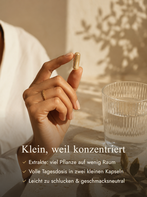 Hand hält eine Kapsel neben einem Wasserglas — Größenvergleich der Tagesdosis von zwei Kapseln