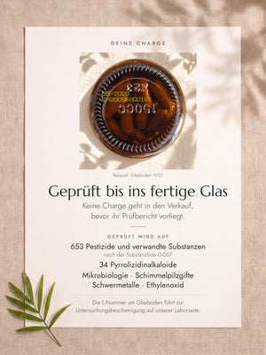 Glasboden eines Glases mit aufgedrucktem Mindesthaltbarkeitsdatum und Chargennummer (Beispiel N°01). Bildtext: Geprüft bis ins fertige Glas – keine Charge geht in den Verkauf, bevor ihr Prüfbericht vorliegt. Geprüft wird auf 653 Pestizide und verwandte Substanzen nach der Substanzliste GÖST, 34 Pyrrolizidinalkaloide, Mikrobiologie, Schimmelpilzgifte, Schwermetalle und Ethylenoxid. Die L-Nummer am Glasboden führt zur Untersuchungsbescheinigung auf unserer Laborseite.